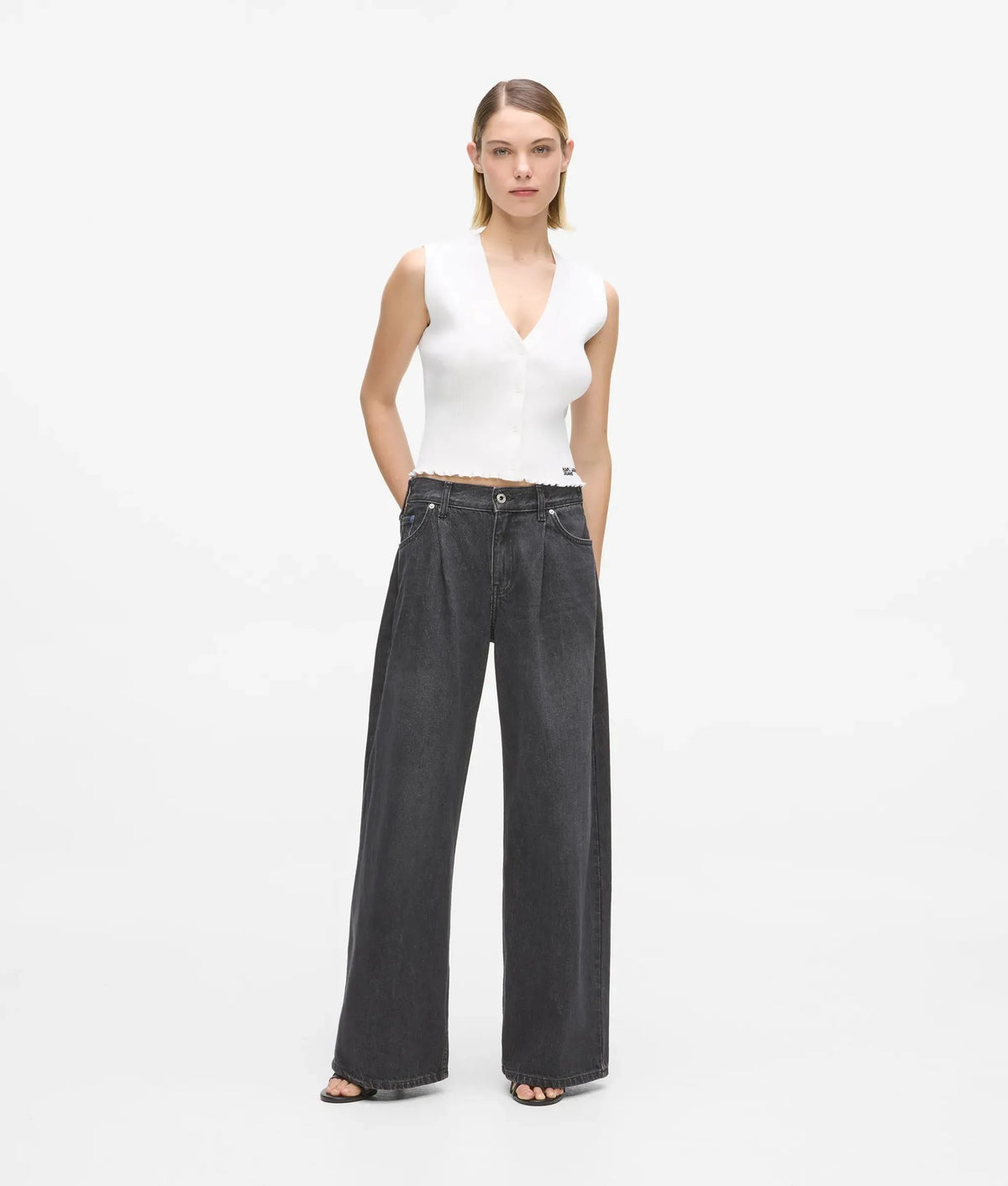 Low-rise wide-leg jeans