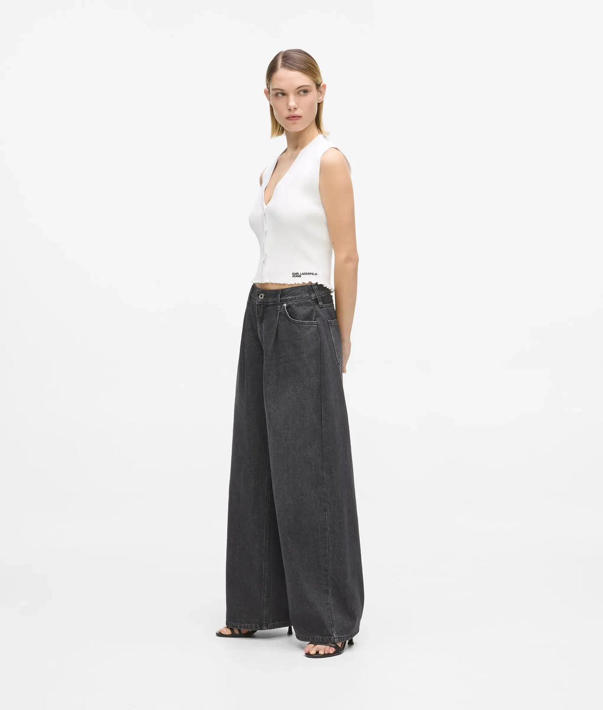 Low-rise wide-leg jeans