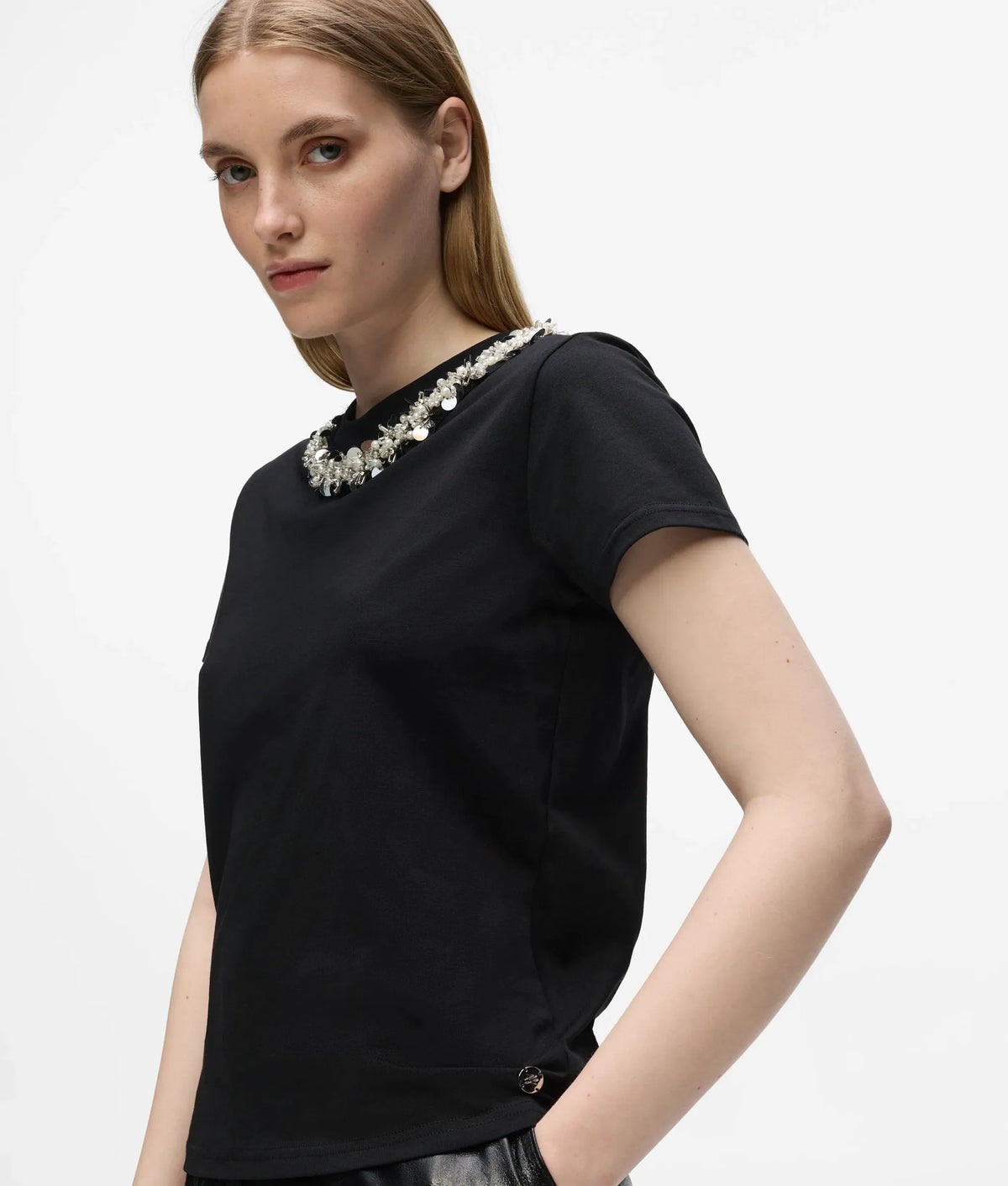Beaded collar T-shirt