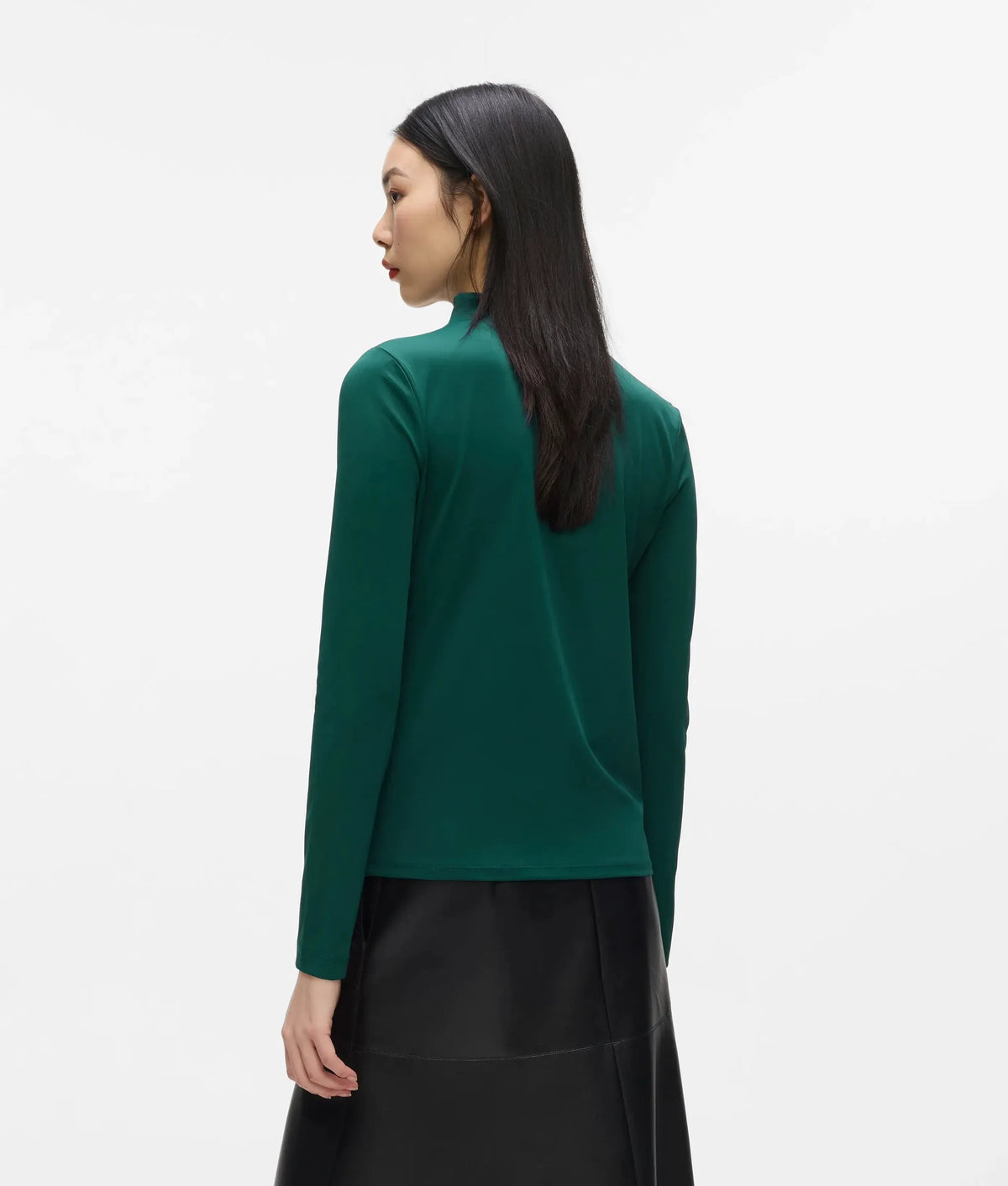 Mock neck long-sleeved top