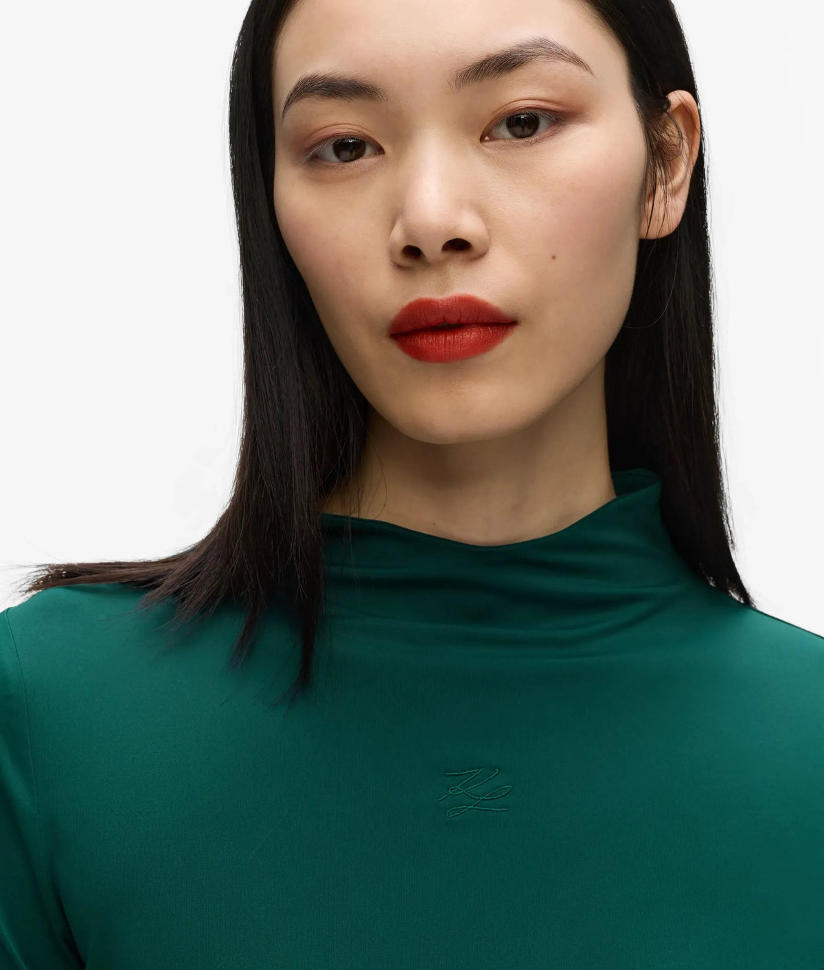 Mock neck long-sleeved top