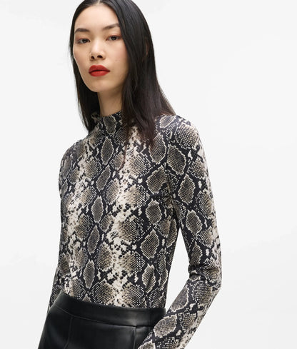Mock neck long-sleeved top