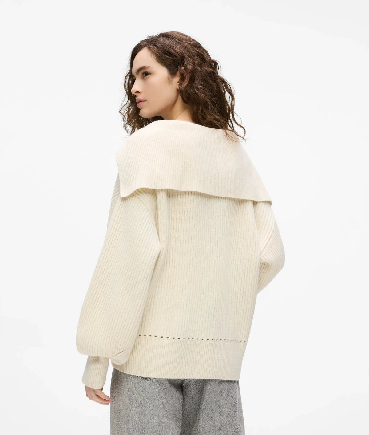 Wide collar V-neck sweater