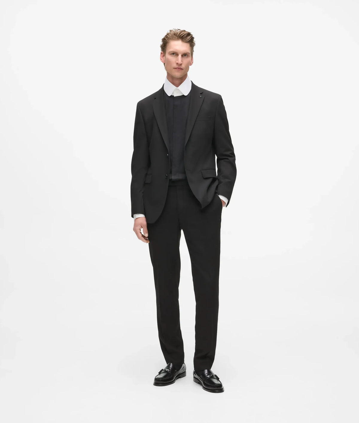Modern-fit round collar shirt